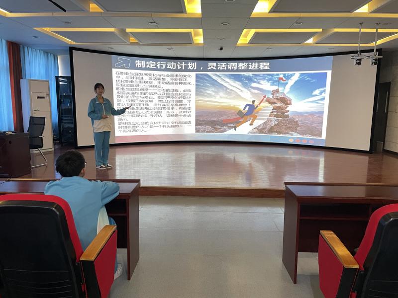 2、職業(yè)生涯高職組比賽獲獎(jiǎng)選手朱晉儀同學(xué)分享她的“金牌導(dǎo)游職業(yè)生涯規(guī)劃”.JPG