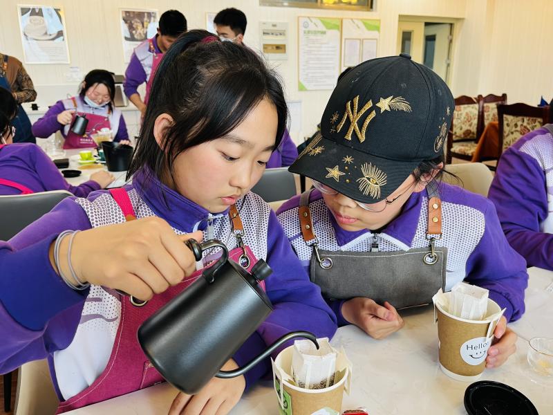 6、學(xué)生自制手沖咖啡.JPG
