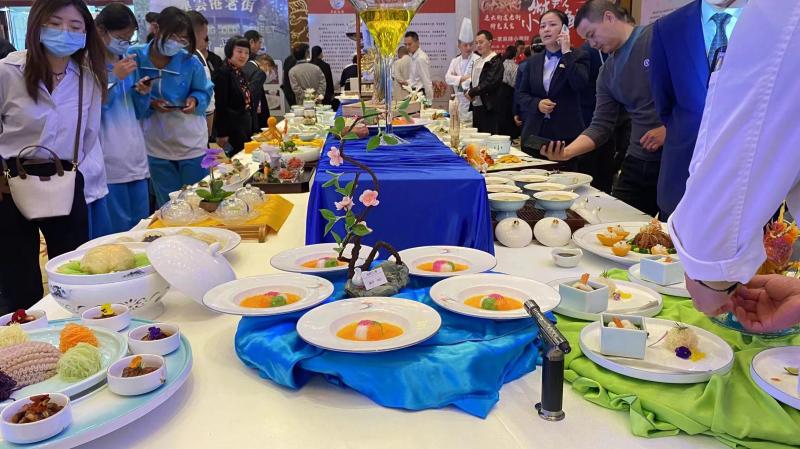 我系師生觀摩、學(xué)習(xí)現(xiàn)場美食作品.jpg