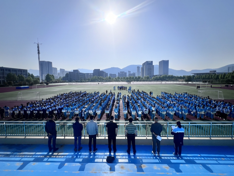 感恩母愛 傳承美德——現(xiàn)代服務系舉行“感恩教育 母愛如光”主題晨會